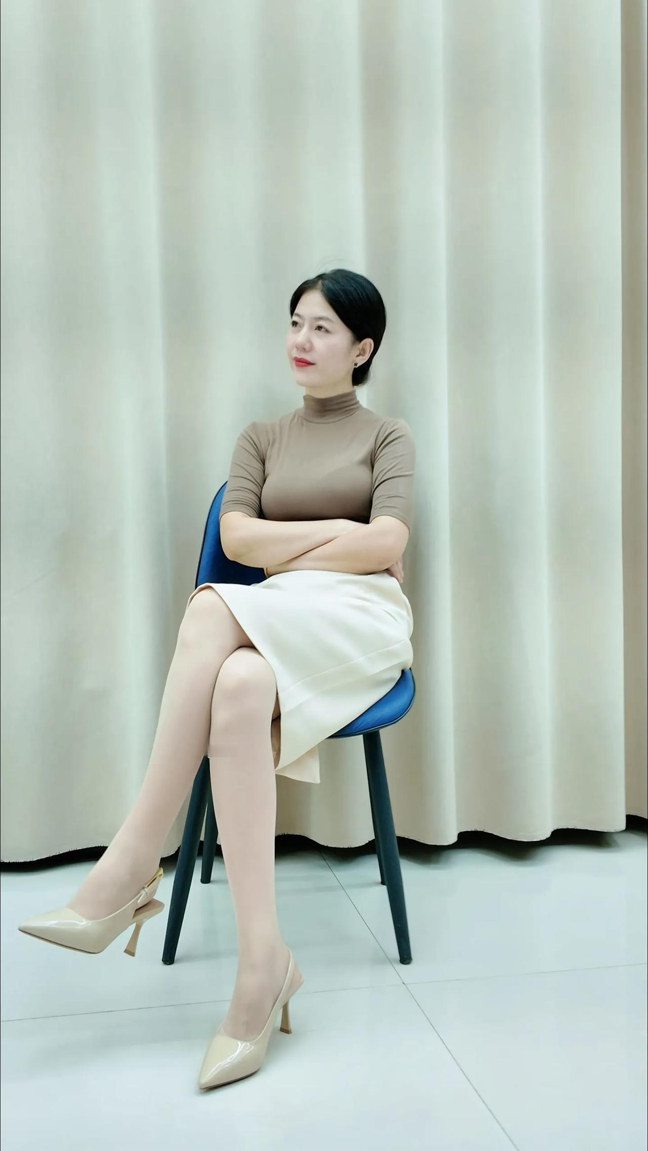 优雅气质穿搭，米色高领衫搭配白色半身裙，简约而不失时尚感。