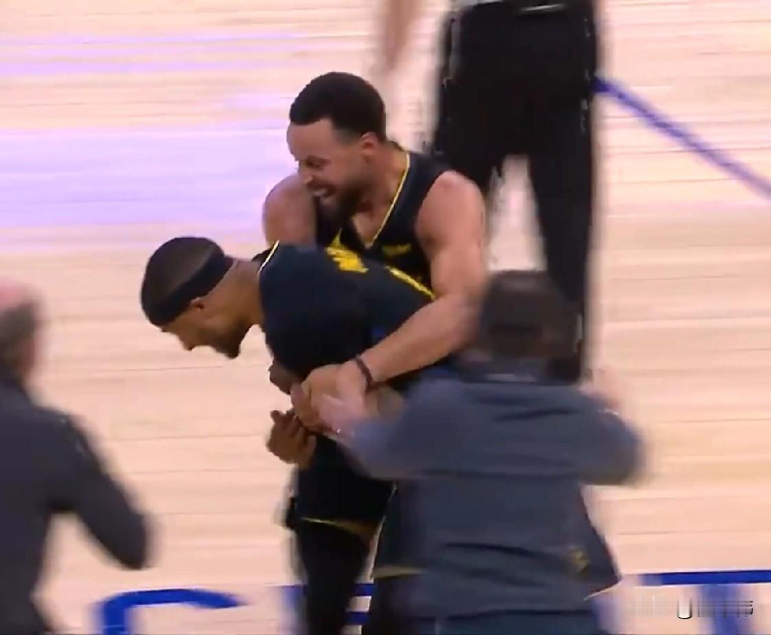 小佩顿谈库里：“跟库里一起打球。”“真的让人开心。”“他利用自己强大