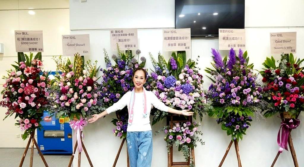 50岁陈松伶，甩肉24公斤开唱。后台对着镜子扯修身礼服，下颌线锋利得能划开灯