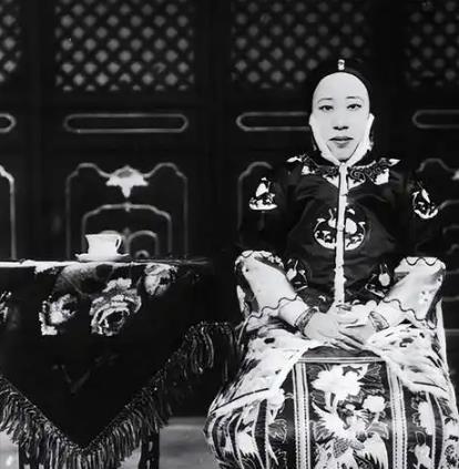 1901年，直隶总督袁世凯母亲去世，他回乡葬母，却被族长阻拦：你母亲不得入祖坟！