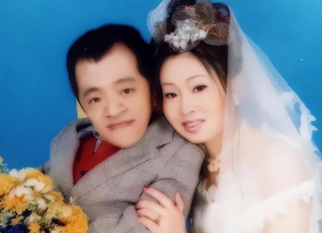 2001年，四川美女工程师，不顾家人反对，放弃铁饭碗工作，硬要嫁给身高不足1米的