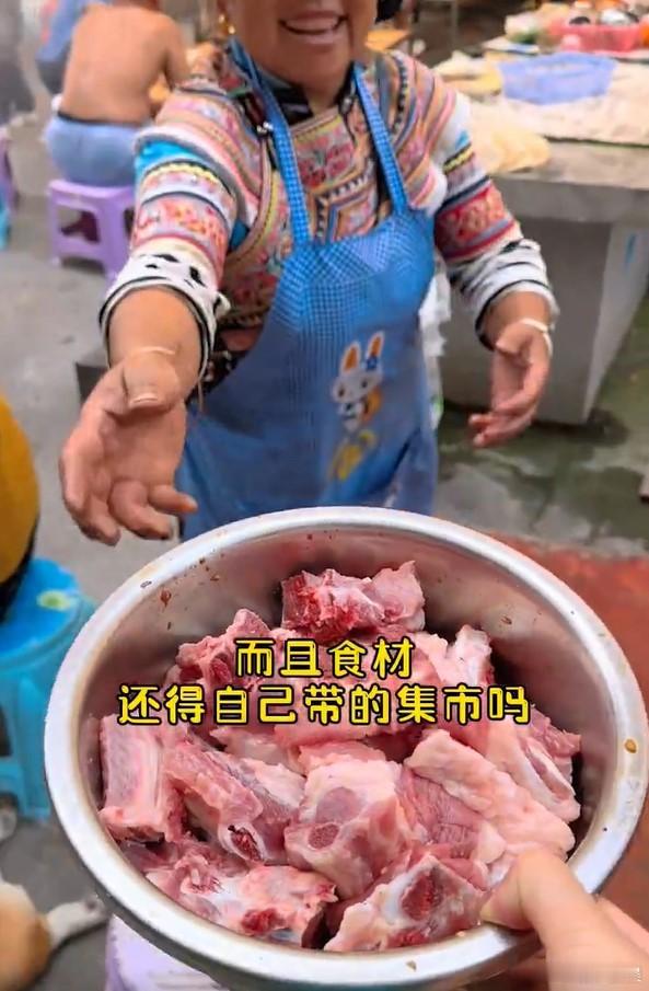 烧烤早市被早市的烧烤狠狠拿捏了！烤得外焦里嫩的鸡翅、裹满芝麻的烤肠，咬一口满嘴