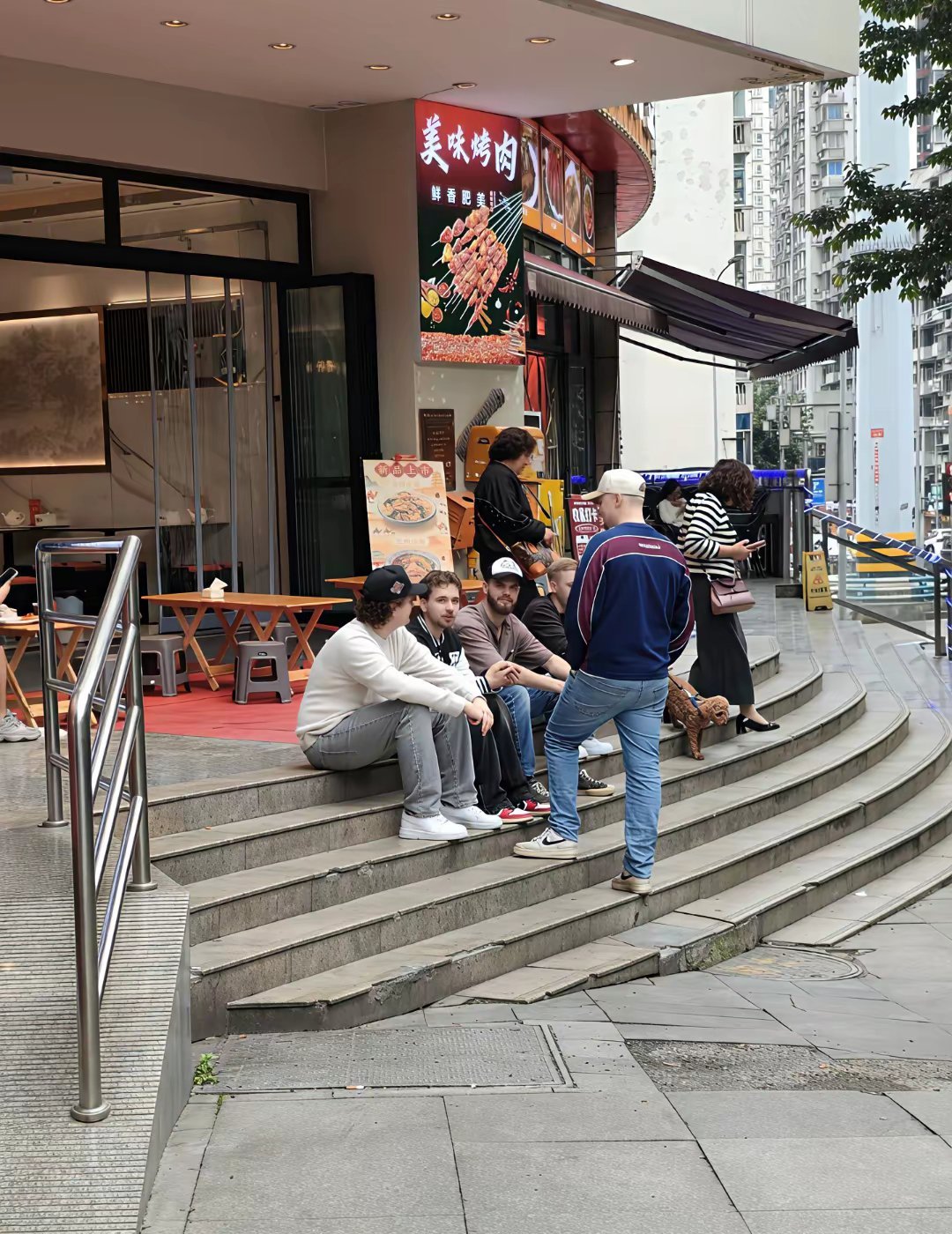 今天在路上看见好多外国人在我们重庆