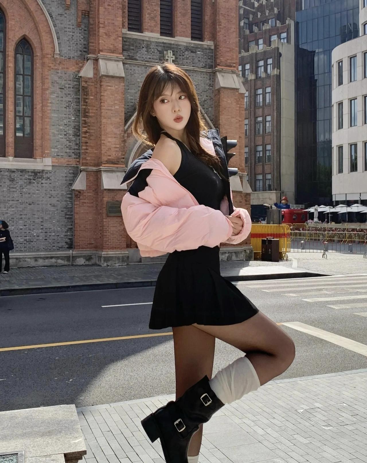 街头的风撞进浪漫的建筑肌理，甜酷混搭才是出门的正确打开方式～