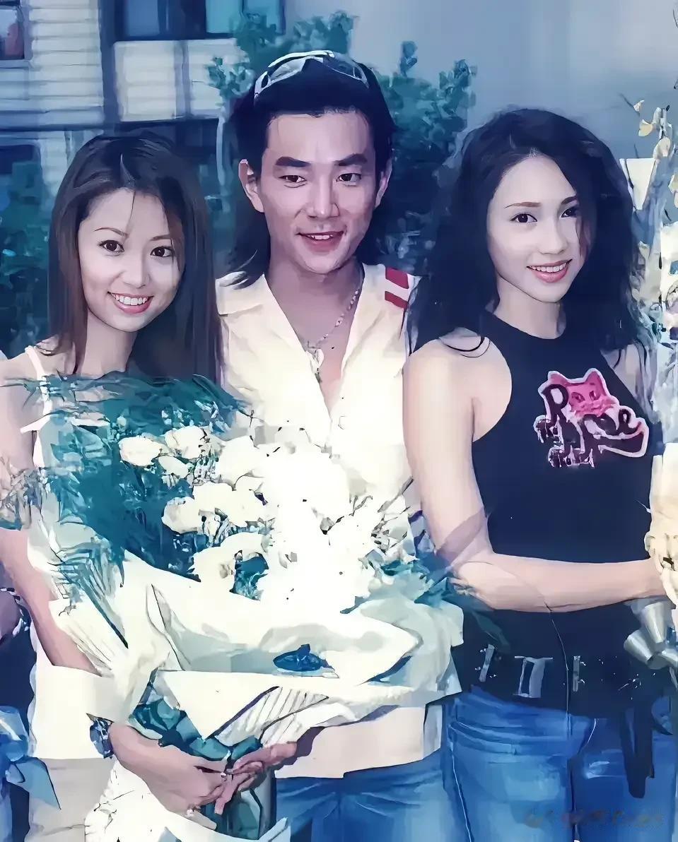 说实话，任贤齐长得一般，歌唱的还不错，但是他旁边这两个美女就漂亮了。左边的林