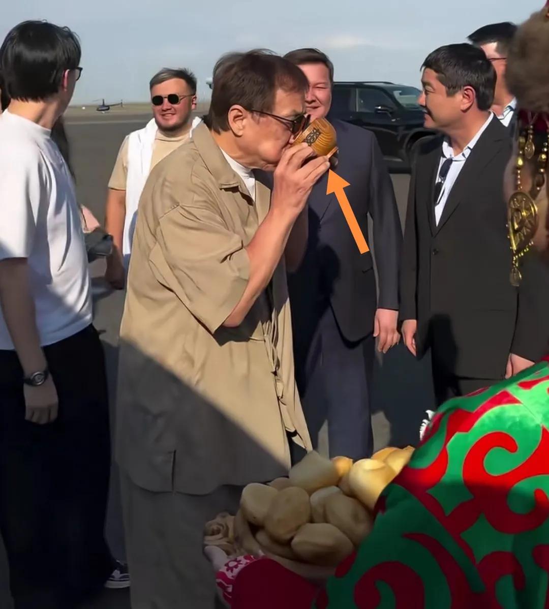 成龙接受欢迎仪式喝奶茶。