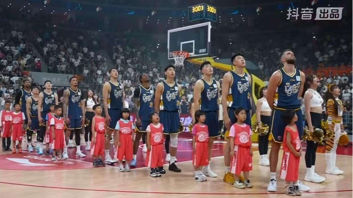 服了，广东主场首战76-93输给广州，胡明轩0分，拉科塞维奇全场隐身，崔永熙坐了