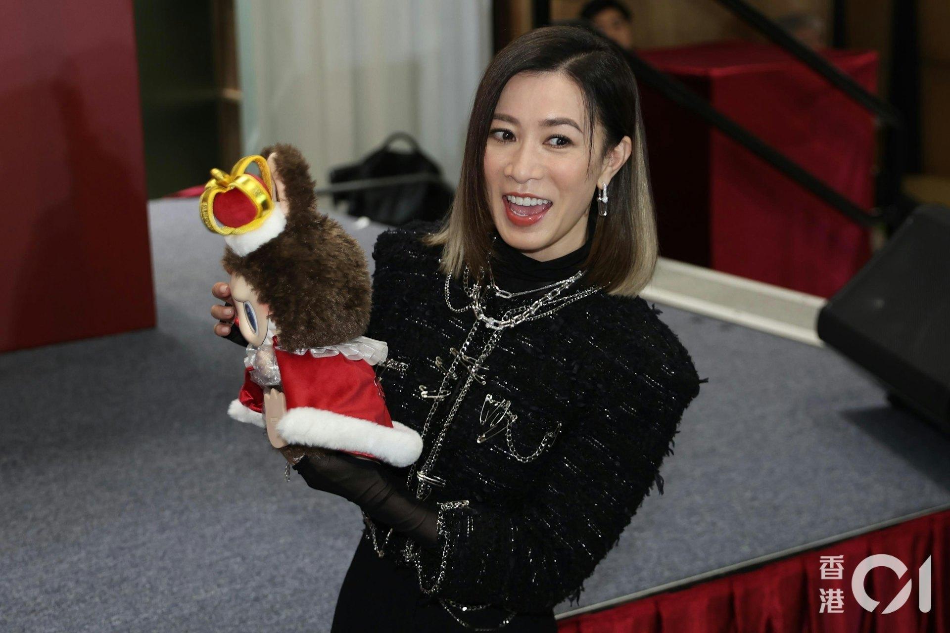 被问到是否会拍摄《新闻女王3》？佘诗曼表示：“先看剧本吧，得先有一个好剧本才行