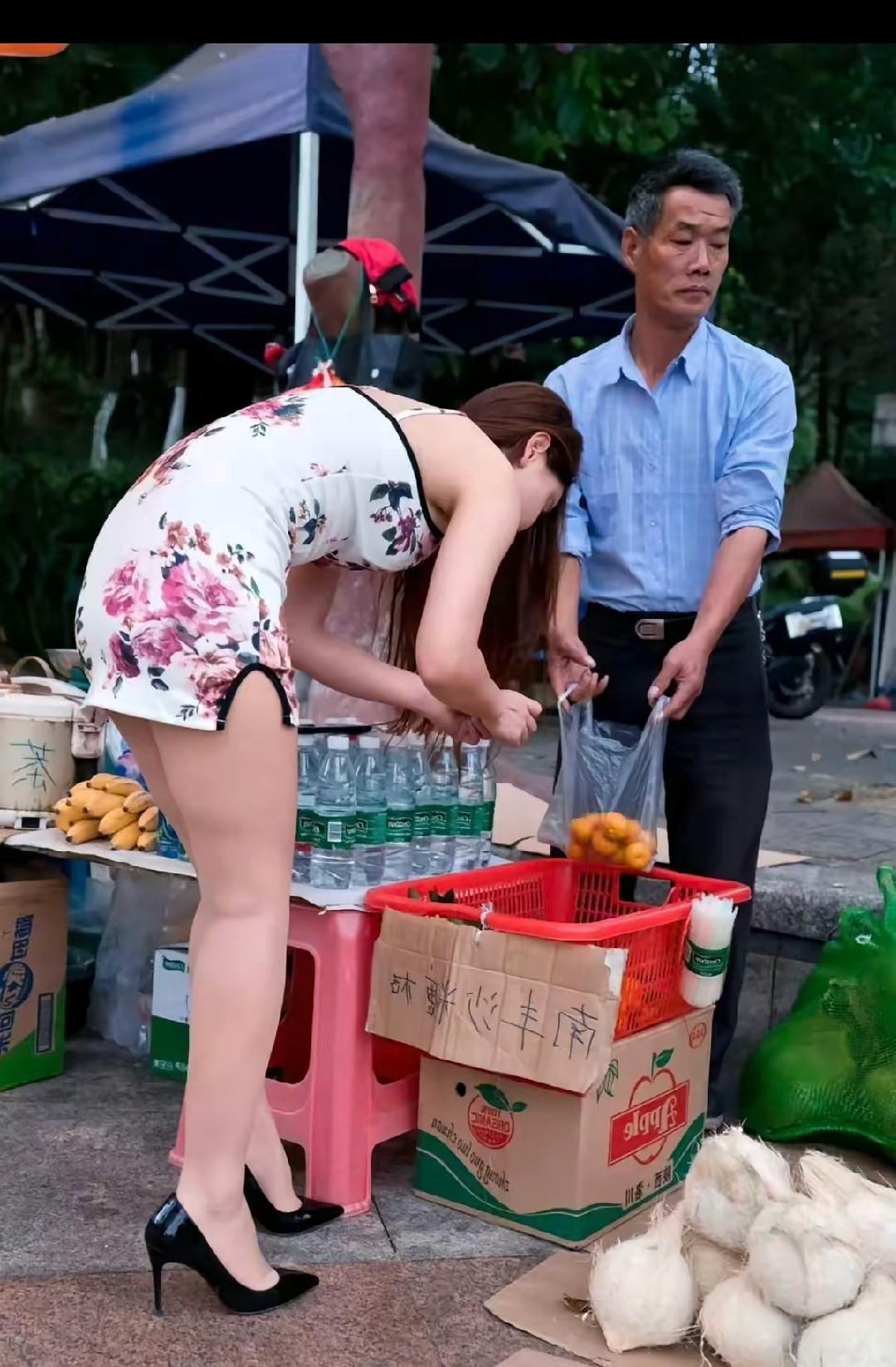 都说爱美之心人皆有之，这位大哥的反应反差也太大了。卖菜大哥面对穿着性感、低头弯