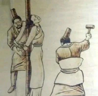 公元前238年，咸阳刑场，嫪毐被绑在木桩上，六匹马已经套好绳索。赵姬跪在不远处，