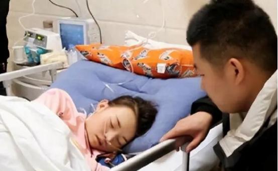 2019年，江苏一小伙接到山区女友电话，女友重病濒死，打电话是跟小伙告别的。谁知
