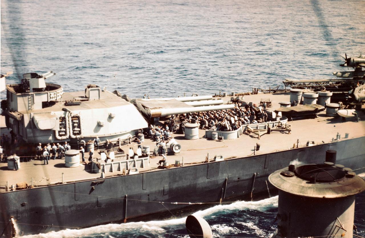 1945年7月8日，战列舰“衣阿华”号（USSIowa）和航空母舰“香格里拉”