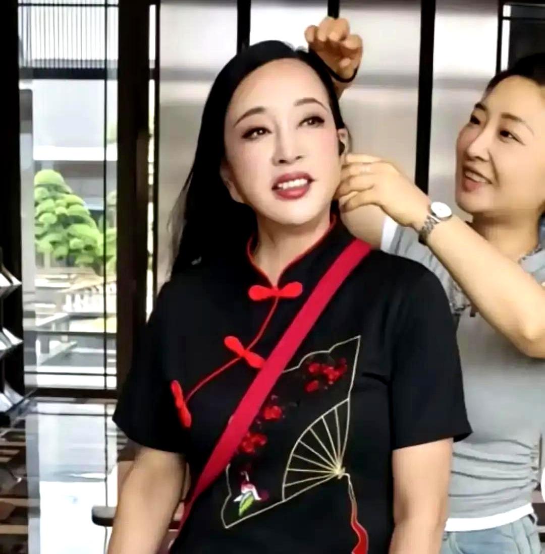 聊天框里那点私密话，一旦被拎到台面上，立马就从软乎乎变成硬邦邦。古柯晒出刘晓庆