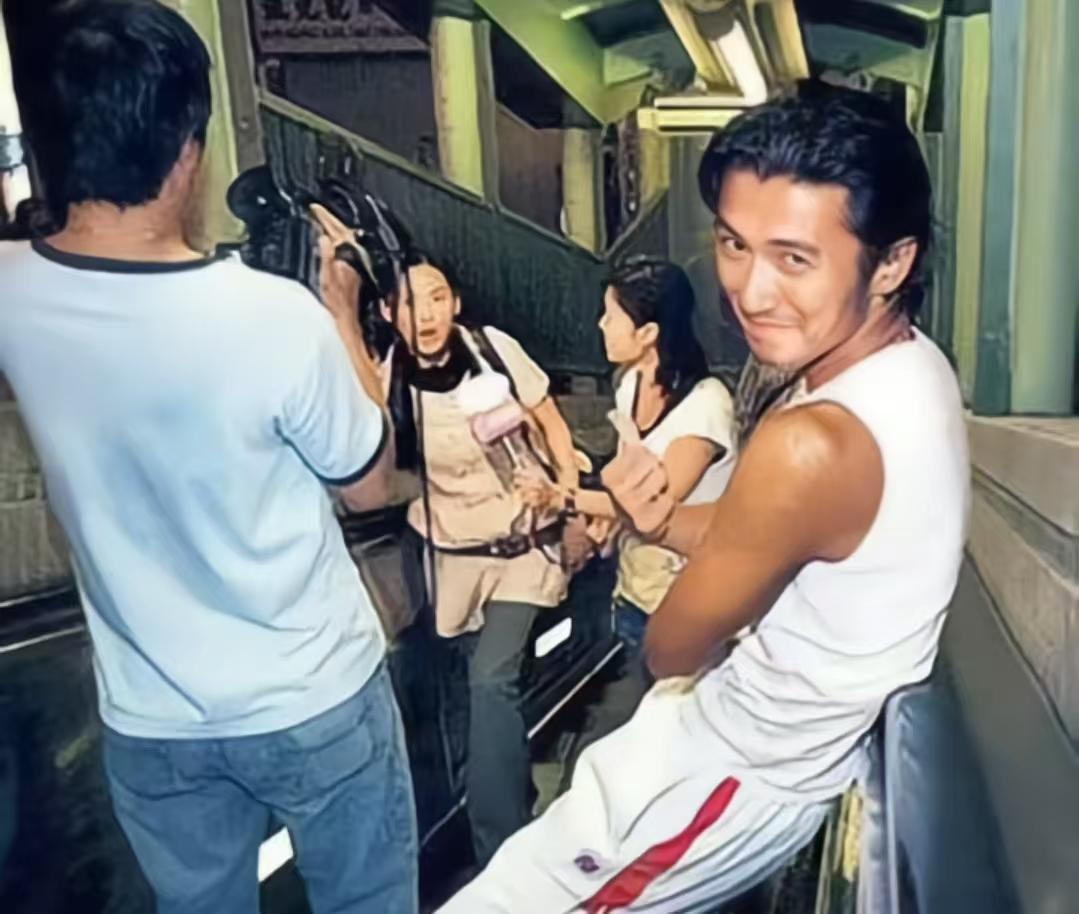 谢霆锋与张柏芝2006年刚在一起时是真甜蜜，两人接受采访时霆锋脸上止不住的笑容，