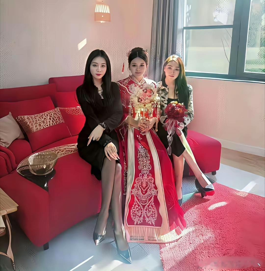 我怀疑两个伴娘在抢镜头