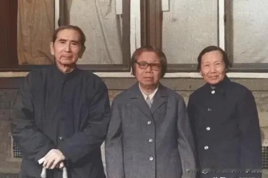 1982年的深秋，北京西花厅一阵清脆的门铃声突然打破沉寂，年事已高的邓颖超缓缓拄