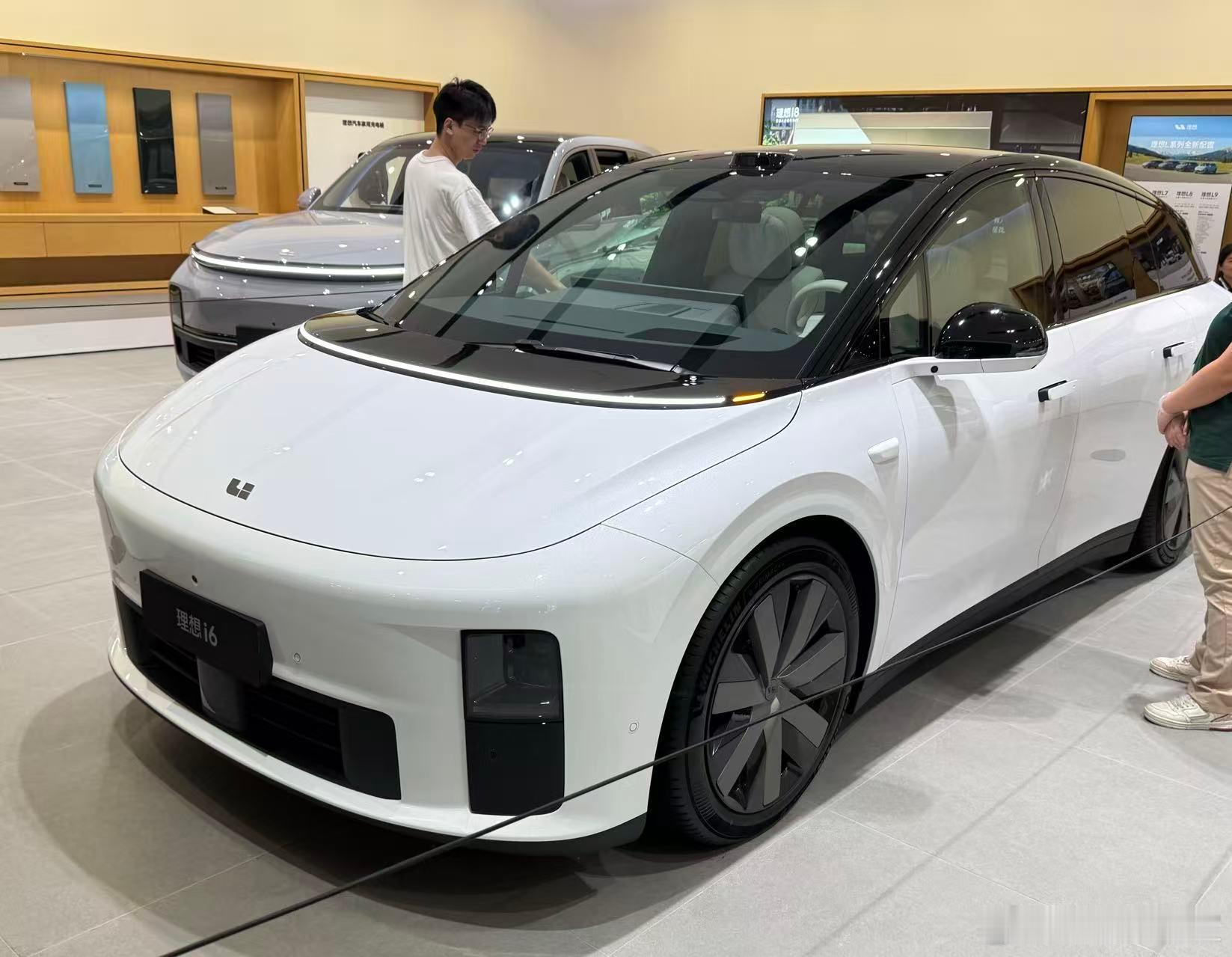 理想i6已经体验上了，理想门店还把这车围了起来，需要留资料才可以进去看车在外观上