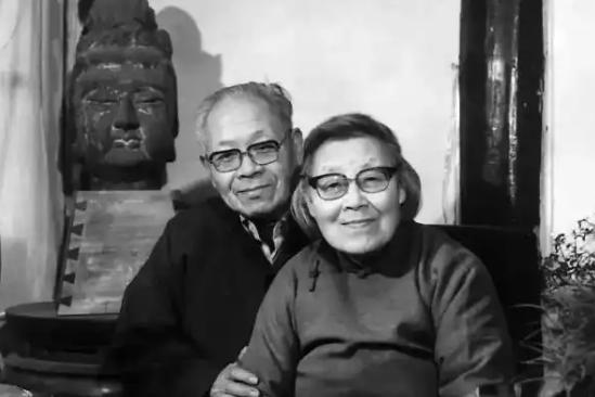 1945年，王世襄与袁荃猷结为夫妻。婚后，王世襄发现妻子除了会剥蒜，其他家务基本