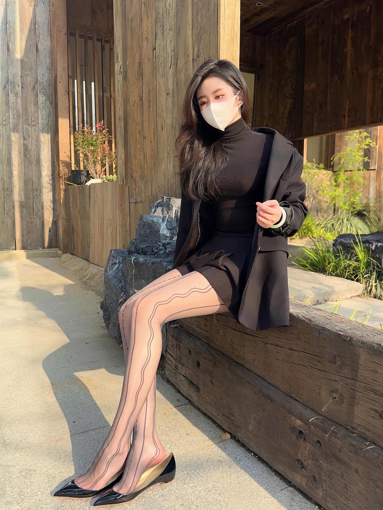 对你的喜欢，是春风掠过心湖的涟漪，是眼眸捕捉到你身影时的雀跃。像黑丝上的线