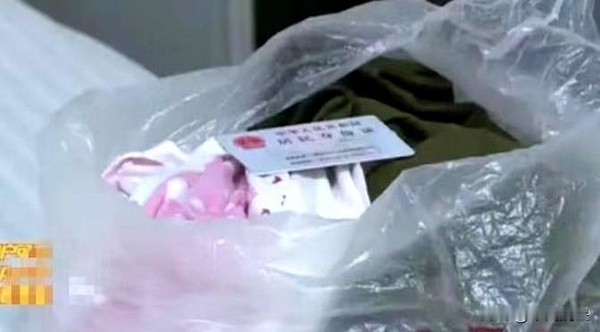 2007年，16岁的冯霞在学校爬墙跟一陌生男人跑了，自此杳无音讯，15年后，母亲