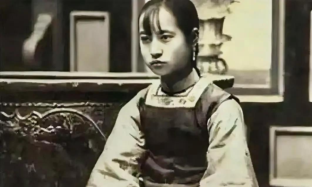 1904年，通房丫鬟李氏，站着侍奉丈夫谭钟麟与正妻长达33年。这日，她正在盛饭。