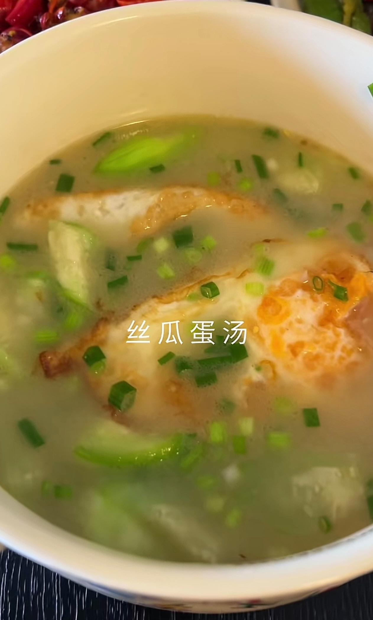 提前约好去闺蜜家干饭。下班一进门，满屋饭菜香扑面而来一桌子家常菜，荤素搭配