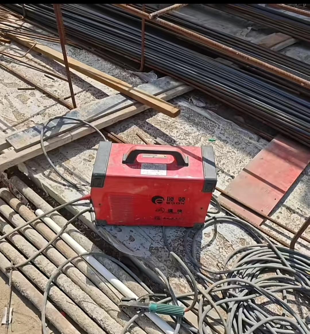 老板把7500元一月的焊工叫到办公室，老板跟焊工说:我听厂里人讲你晚上到其他厂干