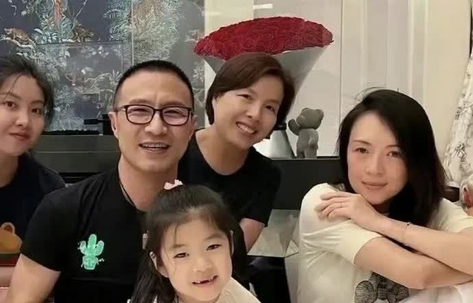 章子怡和汪峰的婚姻是凑合吗？仔细看才发现离婚前的章子怡，所有人面对镜头都很开心，
