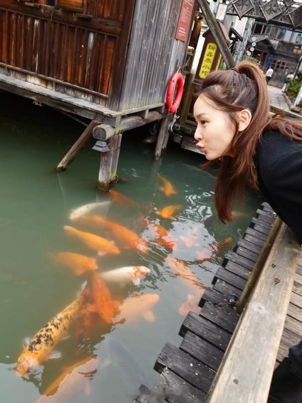 李佳芯（Ali）下周生日，近日她到了江南古镇游玩，她上载了一辑照片。Ali在贴文