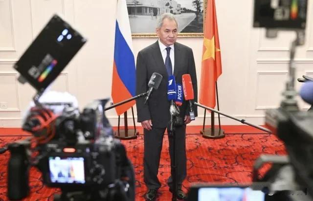 绍伊古在河内说出的那句“绝不会坐视不理”，看似是针对日本，可落地选在了越南，这实