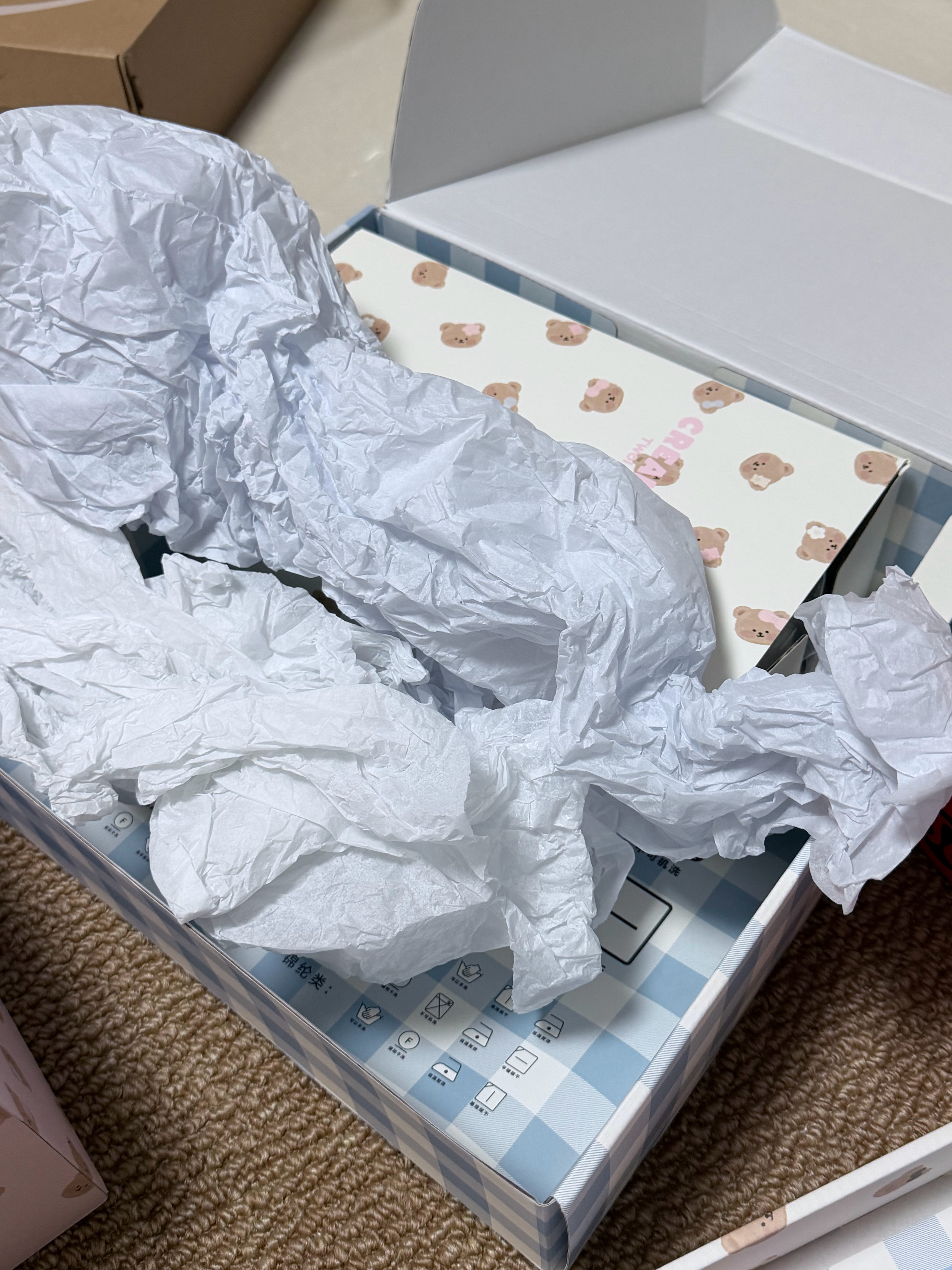 我讨厌你。这个杯子是别人退来的贴纸没有包装就这样吸管口也戳开了发箍也没有贴