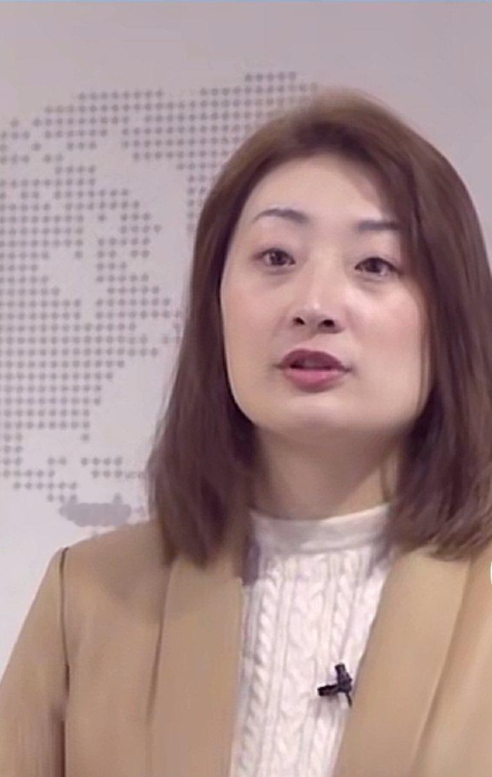 宗馥莉和周群飞还是有很大区别的。宗馥莉的腮帮子非常大，属于耳后见腮了，叛逆者。对