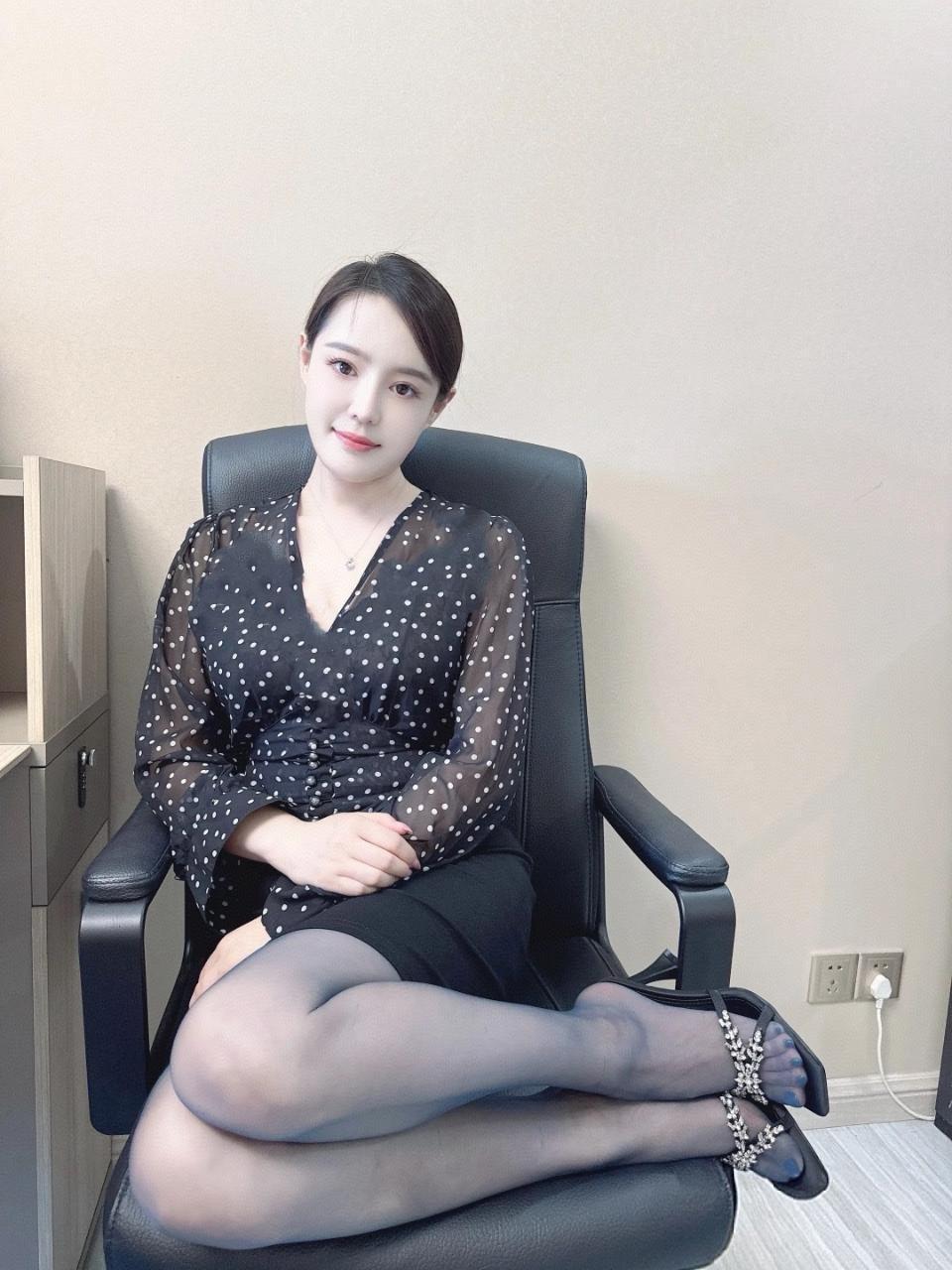 优雅黑裙，自信微笑，职场女性的魅力！💄👠✨少女感穿搭的精髓是什么怎样的穿搭