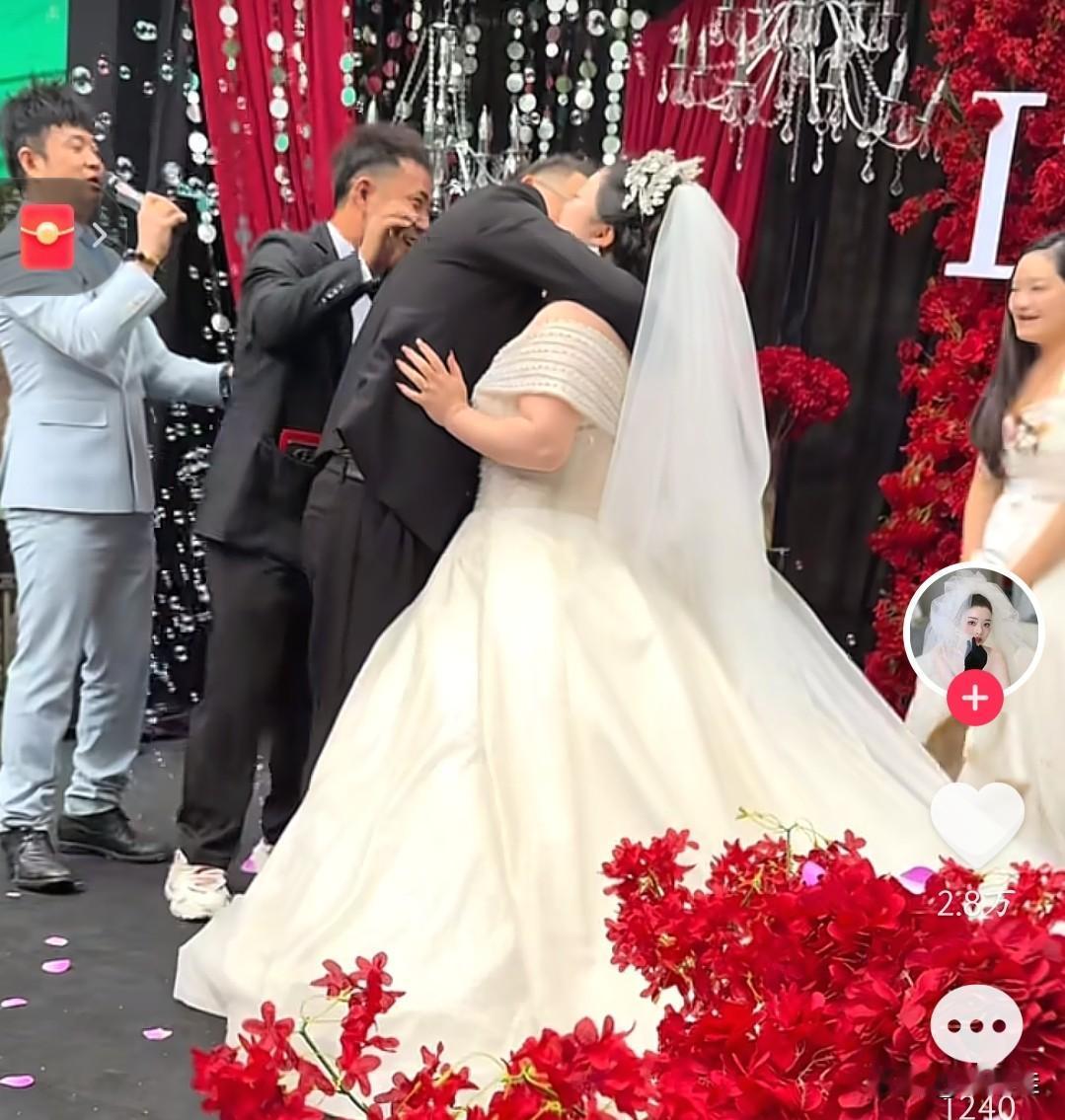 新郎也太着急了把!新郎亲新娘那叫一个“不撒手”,旁边伴郎急得直拽他胳膊,边拉边喊