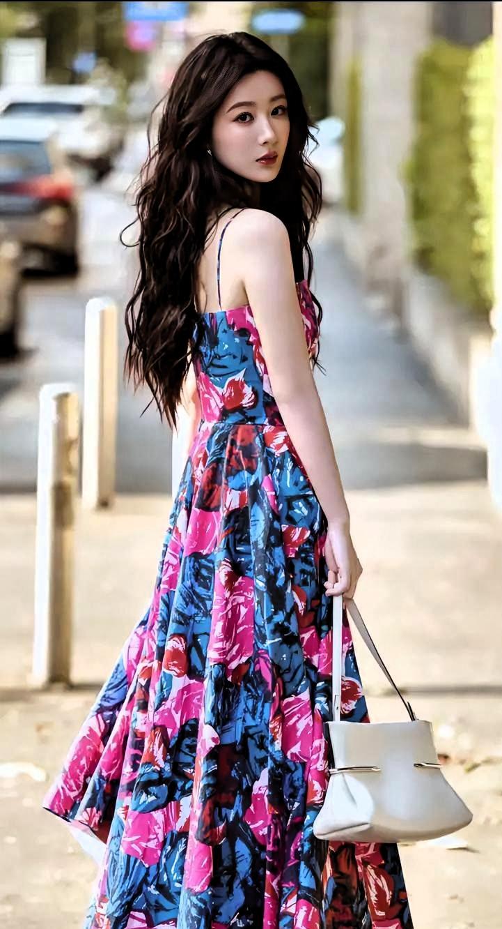 以前是“国民闺女小雪”，现在是撞色吊带裙往镜头前一站。杨紫这身纪梵希，不是变美，