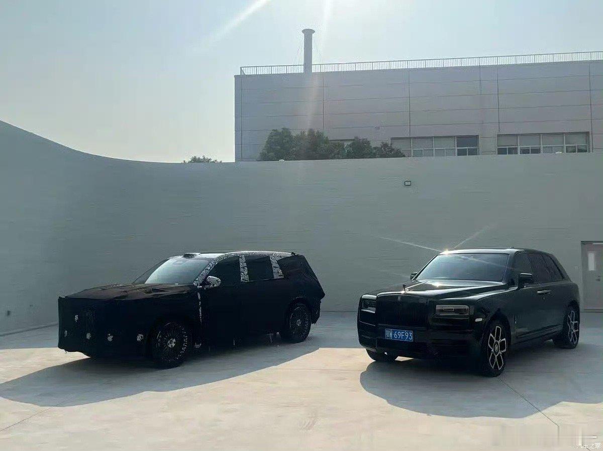 汽车岚图全新SUV和库里南同框，看样子是岚图版库里南，中网有那么点相