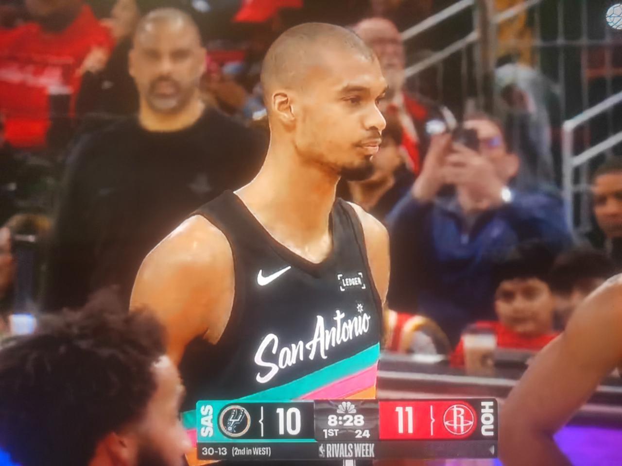 火箭打中了马刺的七寸马刺客场106-111，输给火箭。在尚帕