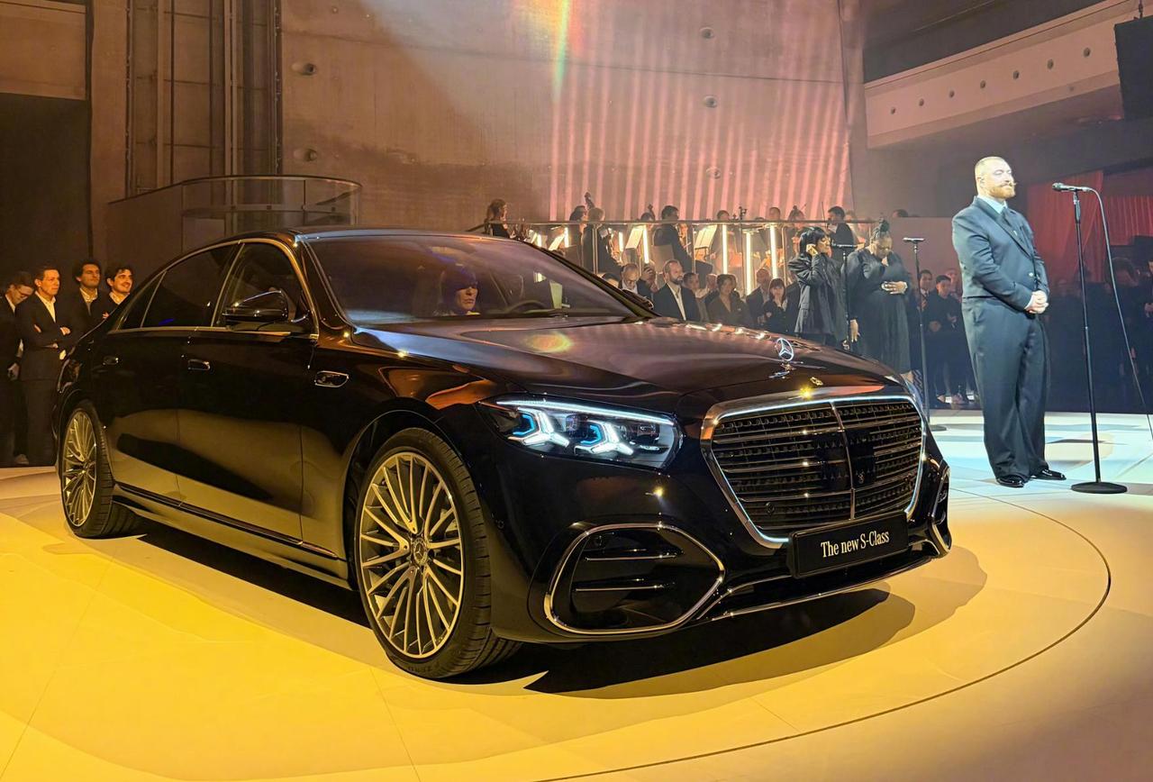 BBA天花板再进化！新款奔驰S级：豪华，是连门把手都会发光都说奔驰S级是“汽车