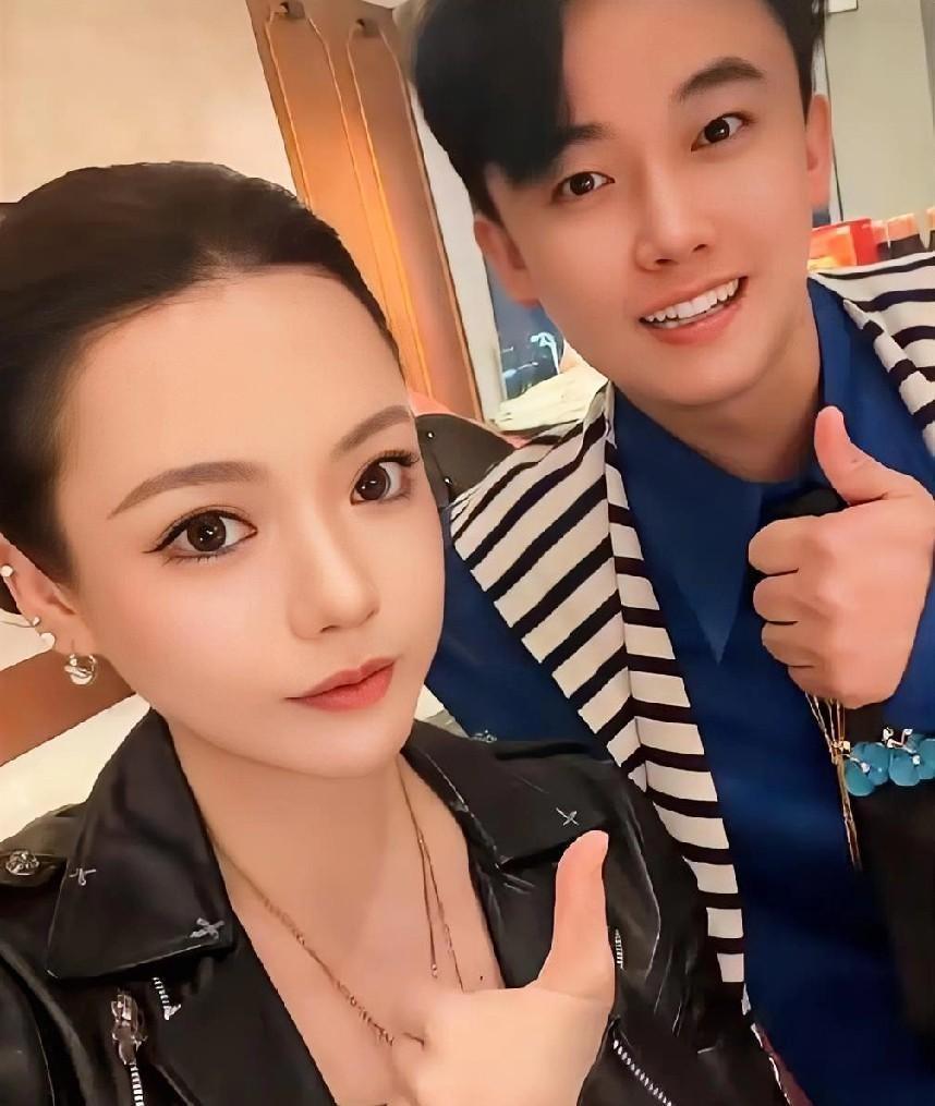 蛋蛋那场杭州饭局，第一个推门进来的是二驴。刘二狗和四川可乐紧跟着也到了。二驴全