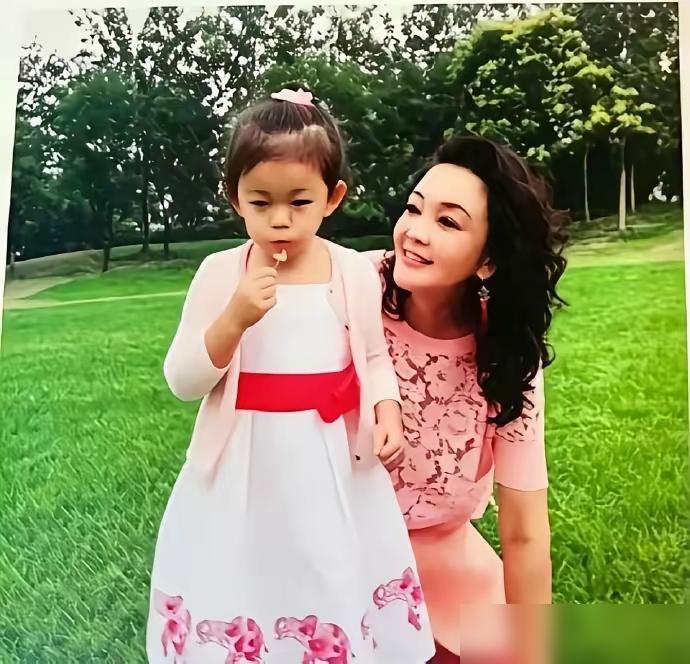 4月24号是小玥玥的生日，张兰没有陪伴在小玥玥的身边，但是奶奶的祝福到位。