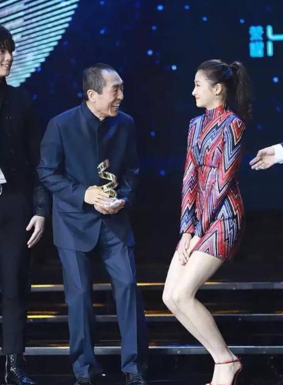 2018年，微博之夜颁奖礼，关晓彤遇见了张艺谋，赶紧夹紧双腿，身体半蹲。张艺谋看