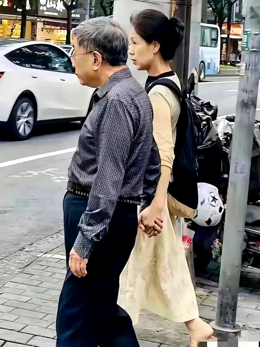 78岁的作家余秋雨已含胸驼背，老态龙钟；而62岁的妻子马兰依然身姿曼妙，秀韵多姿
