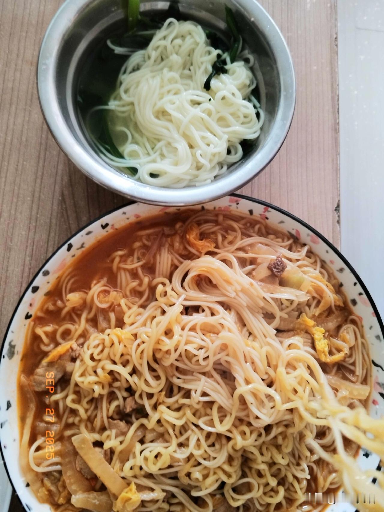 看看这两碗面餐，小碗是我的菠菜面，大盘子是老公的西红柿白肉肉丝面，他的那一盘子的