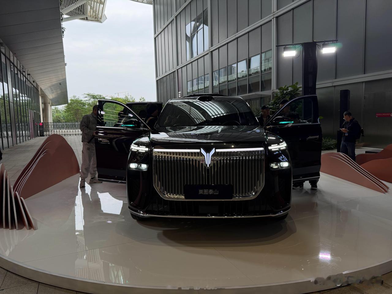 岚图泰山一登场就自带“五岳独尊”的气场，硬是凭着一身硬核本领，把“旗舰”二字焊在