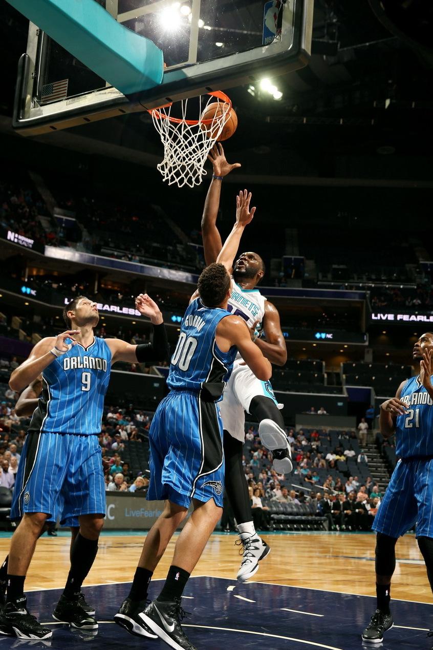 马克-威廉姆斯和艾顿谁更好呢？湖人放弃的马克-威廉姆斯，在太阳队本赛季出战46场