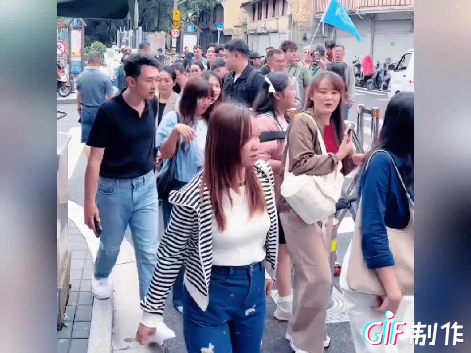 馆长一次大陆行就带动岛里大批人组团来大陆玩，这些人很多都是第一次去大陆，如果不是
