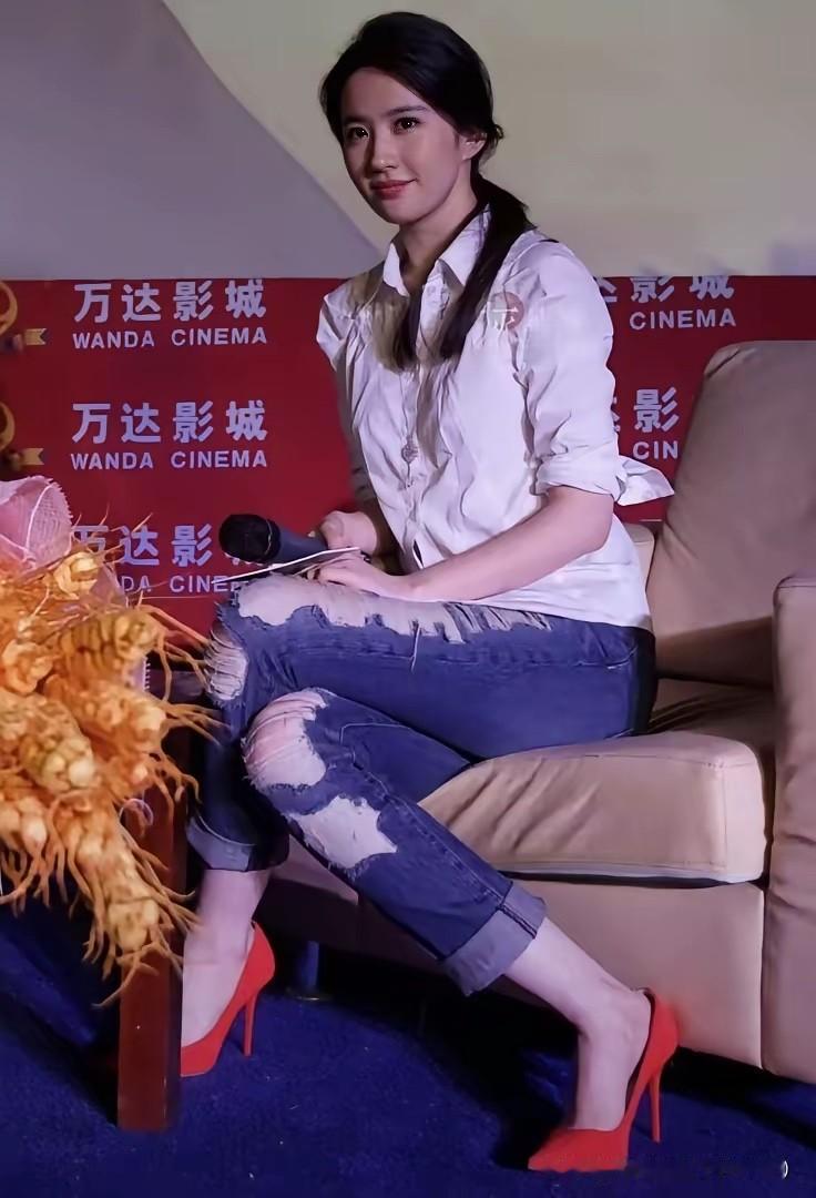 白衬衣牛仔的经典组合一双红高跟瞬间提亮整体随性又不失精致感。