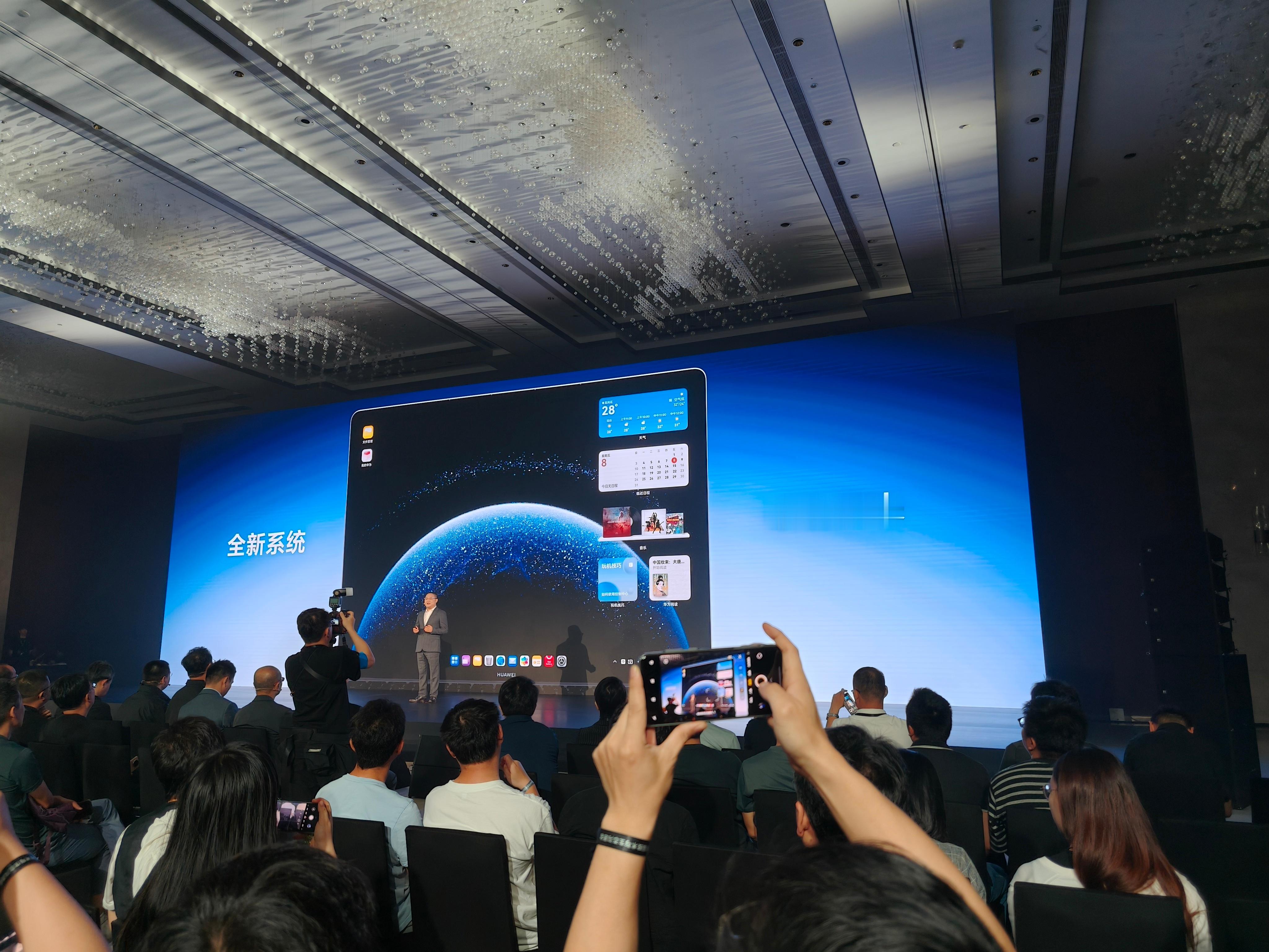 华为鸿蒙电脑操作系统来看桌面长啥样可以添加小物件和WindowsmacOS要三