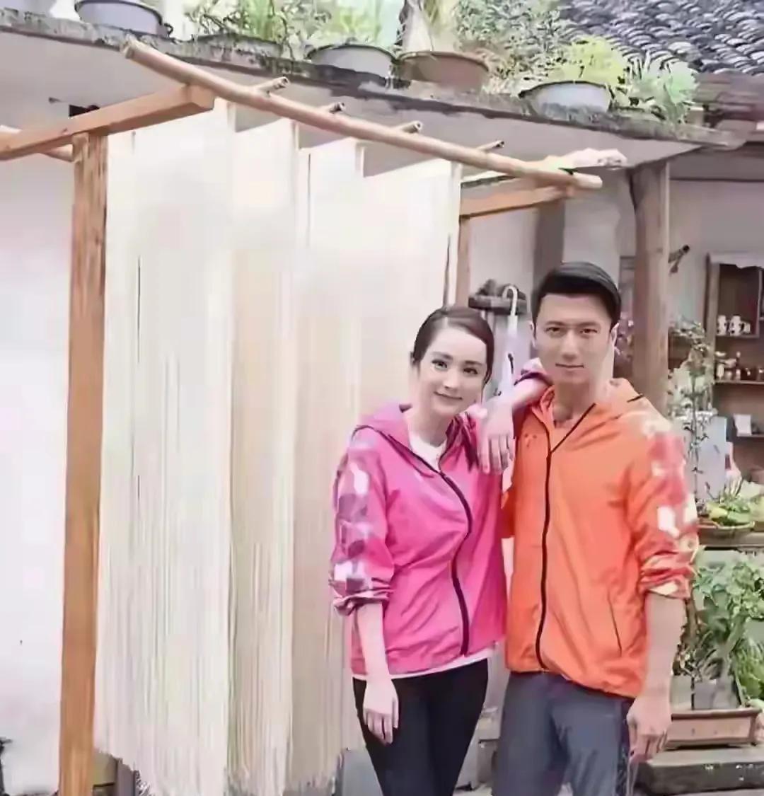 这也许是谢霆锋最想删掉的两张照片了。一张是谢霆锋穿着黄色防晒服和大裤衩子，与一