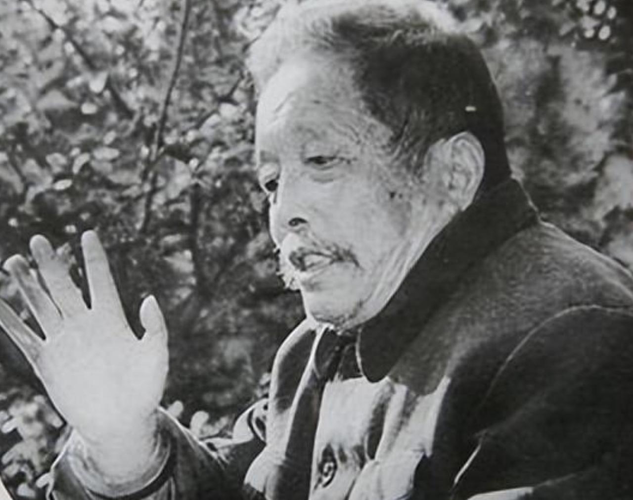 1956年，南通市土地庙里，一个跑江湖的汉子抓起一条剧毒腹蛇，冲着蛇头，伸出舌头